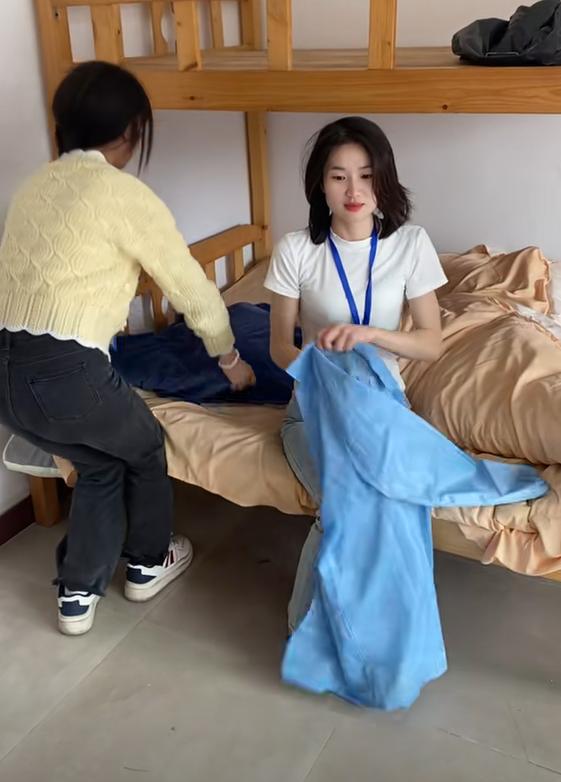 舍友很反感：一个月8000出去租房多好AG旗舰厅中国区女子经常带男朋友回宿舍(图1)