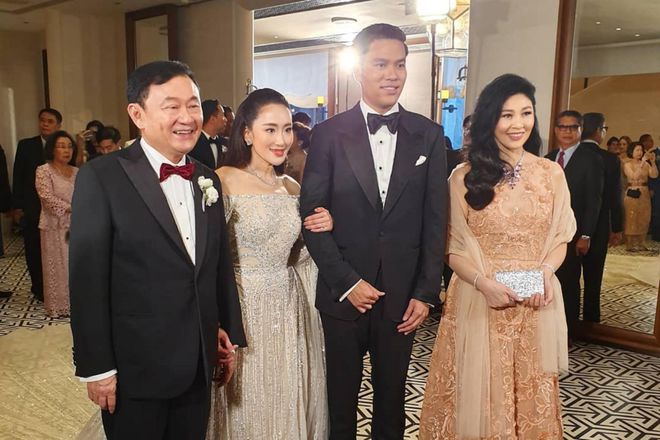重逢蹲身抱住很慈爱回应断电时却也霸气AG旗舰厅中国区泰国漂亮女总理和儿女(图4)