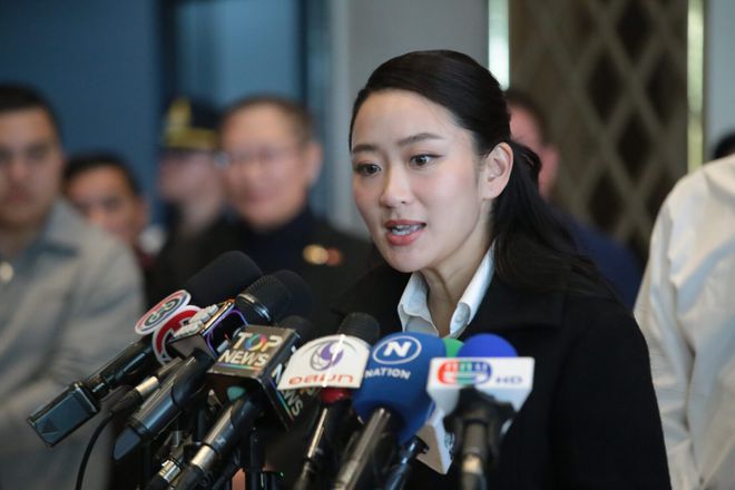 重逢蹲身抱住很慈爱回应断电时却也霸气AG旗舰厅中国区泰国漂亮女总理和儿女(图5)